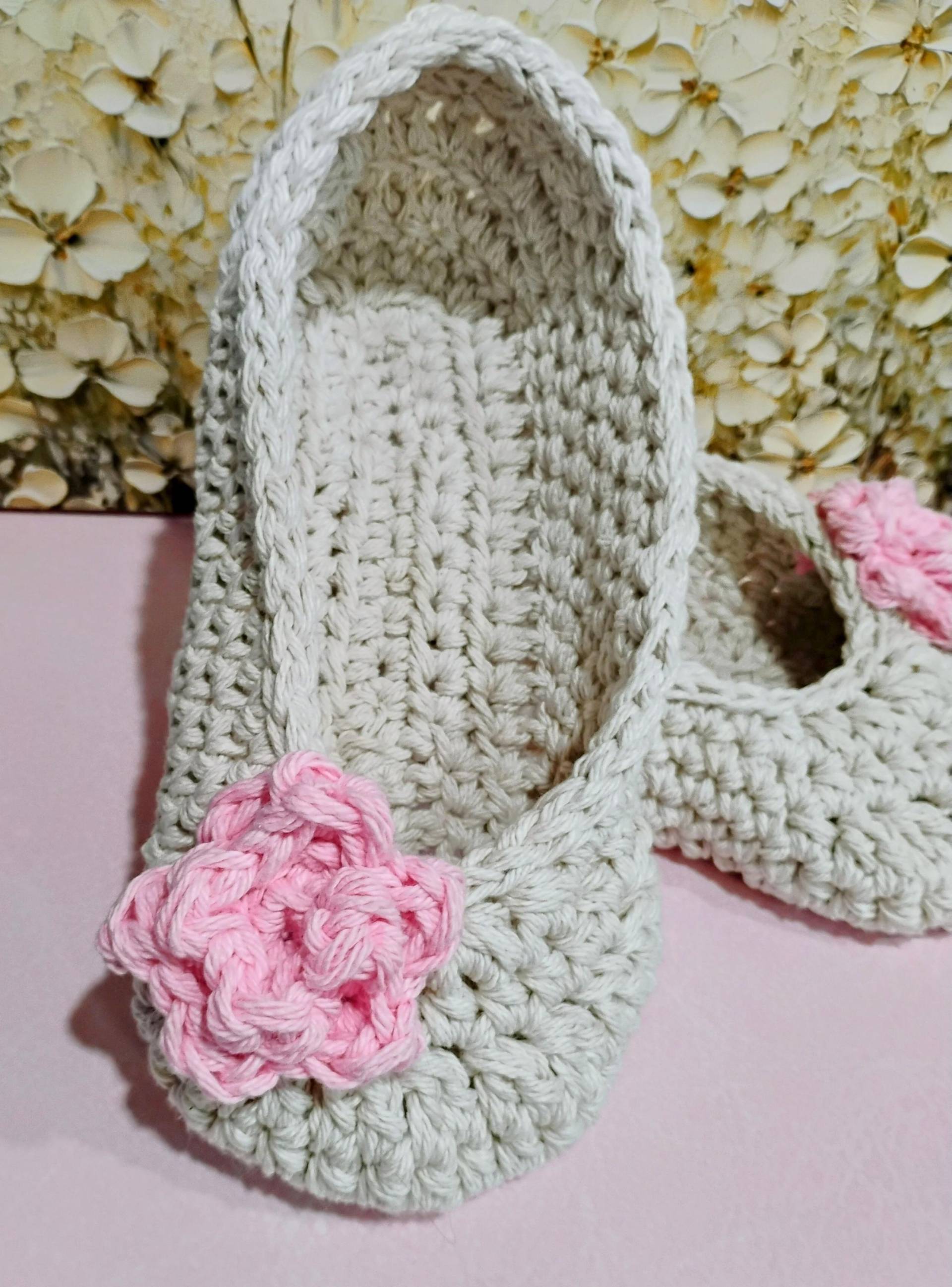 Gehäkelte Hausschuhe Elfenbeinfarbene Baumwollhausschuhe Mit Rosa Rose Gehäkelte Hausschuhe Elfenbeinfarbene Baumwollhausschuhe Mit Rosa Rose von JamCottageHandmade