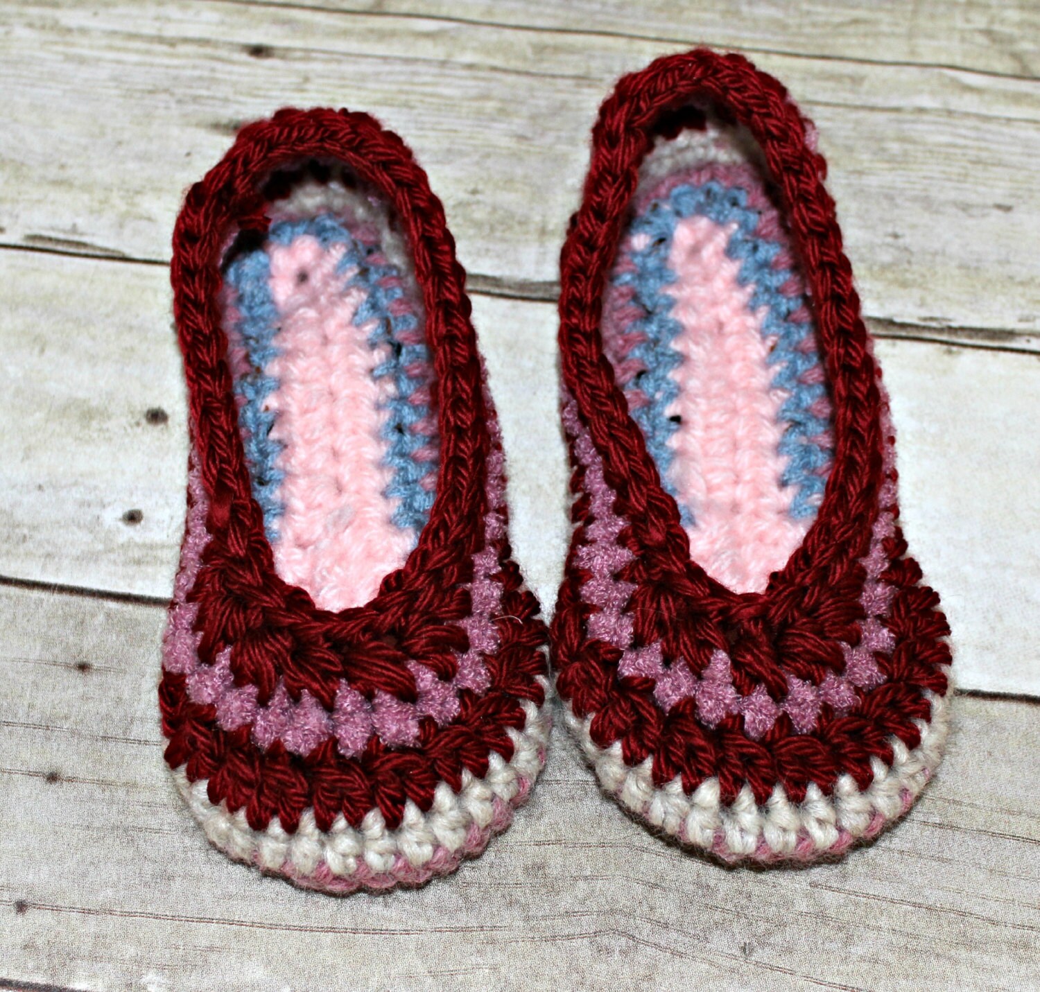 Gehäkelte Hausschuhe Serendipity Design, Rot Rosa Blau, Grösse 14-18 Gehäkelte Hausschuhe Serendipity Design, Rot Rosa Blau, Grösse 14-18 von JamCottageHandmade