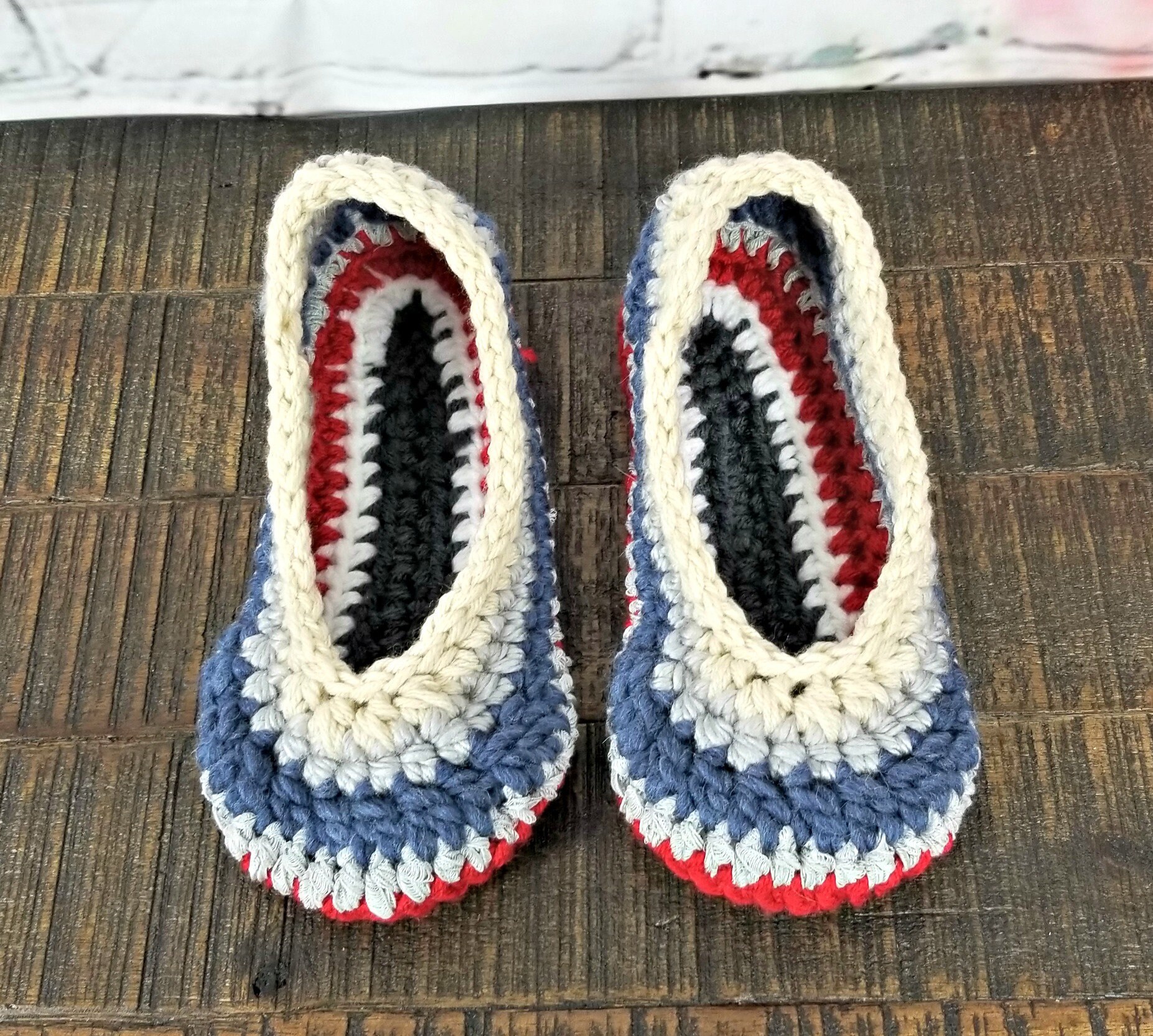 Gehäkelte Hausschuhe Socken Erwachsene Ballettschuhe, Rot Weiß Blau, Größe 9-10 Gehäkelte Hausschuhe Socken Erwachsene Ballettschuhe, Rot Weiß Blau, Größe 9-10 von JamCottageHandmade