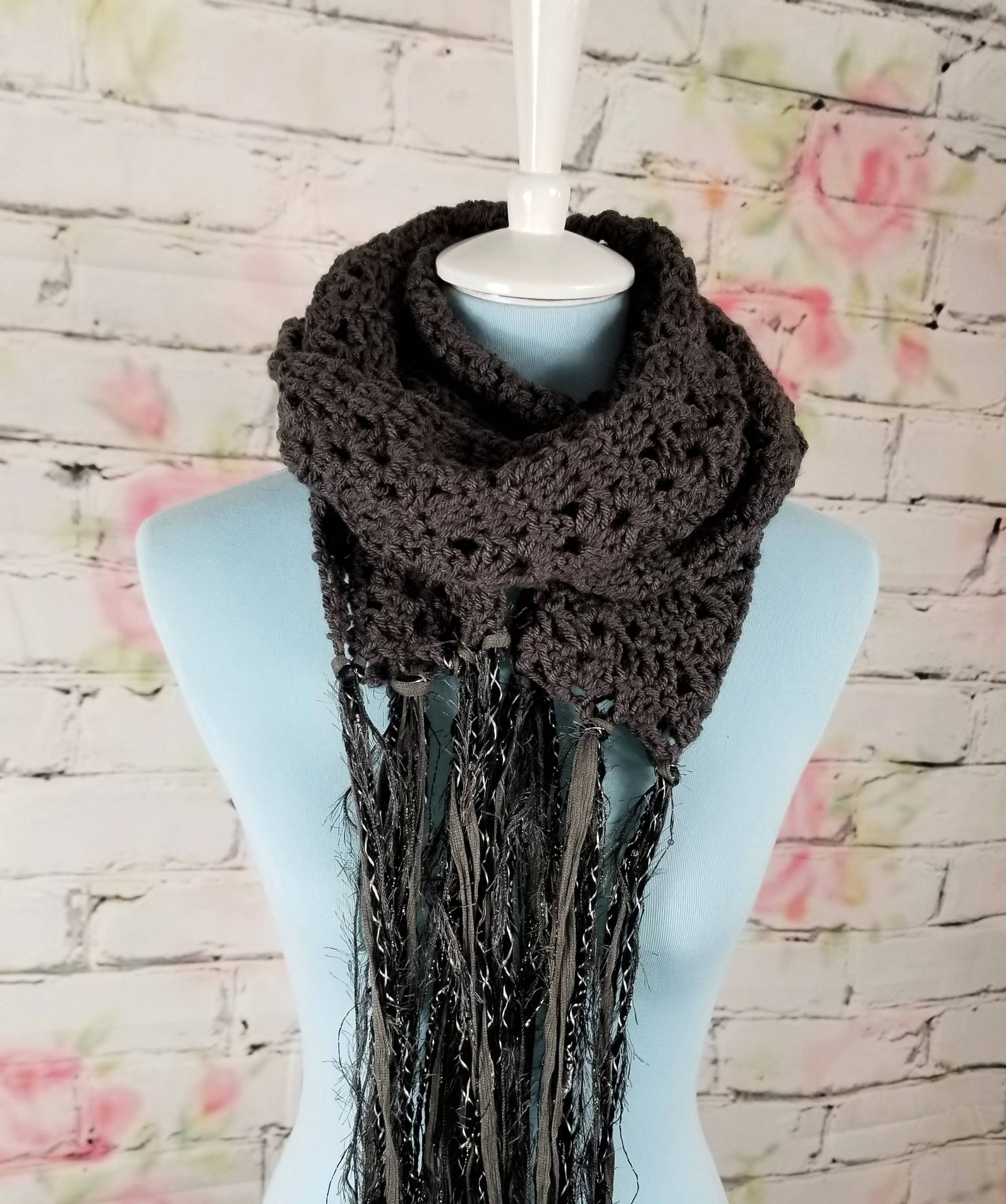 Häkelschal Mit Glitzerfransen Grauer Lace-Art-Schal Häkelschal Mit Glitzerfransen Grauer Lace-Art-Schal von JamCottageHandmade