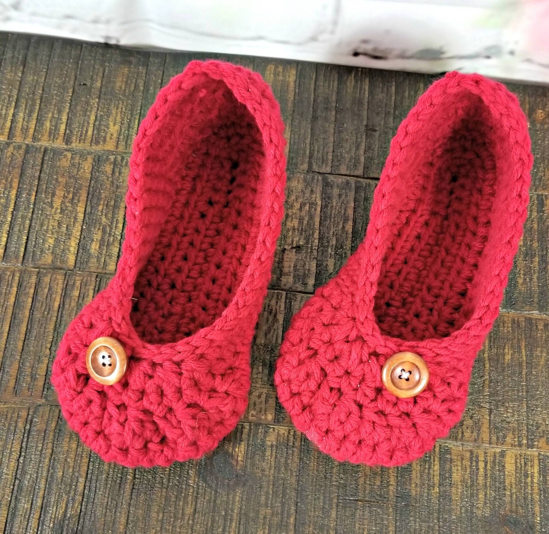 Rote Häkelschuhe Damen Größe 9-10 Ballerinas Mit Knopf Rote Häkelschuhe Damen Größe 9-10 Ballerinas Mit Knopf von JamCottageHandmade