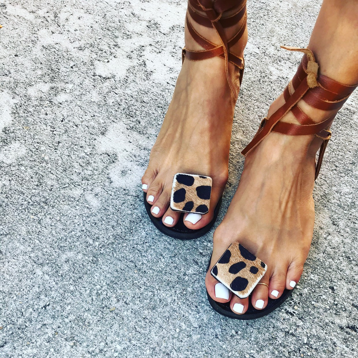 Kelly Sandale - Braune Kuh Print Toe Mit Braunen Riemchen Kelly Sandale - Braune Kuh Print Toe Mit Braunen Riemchen von JamaicaSandalCo