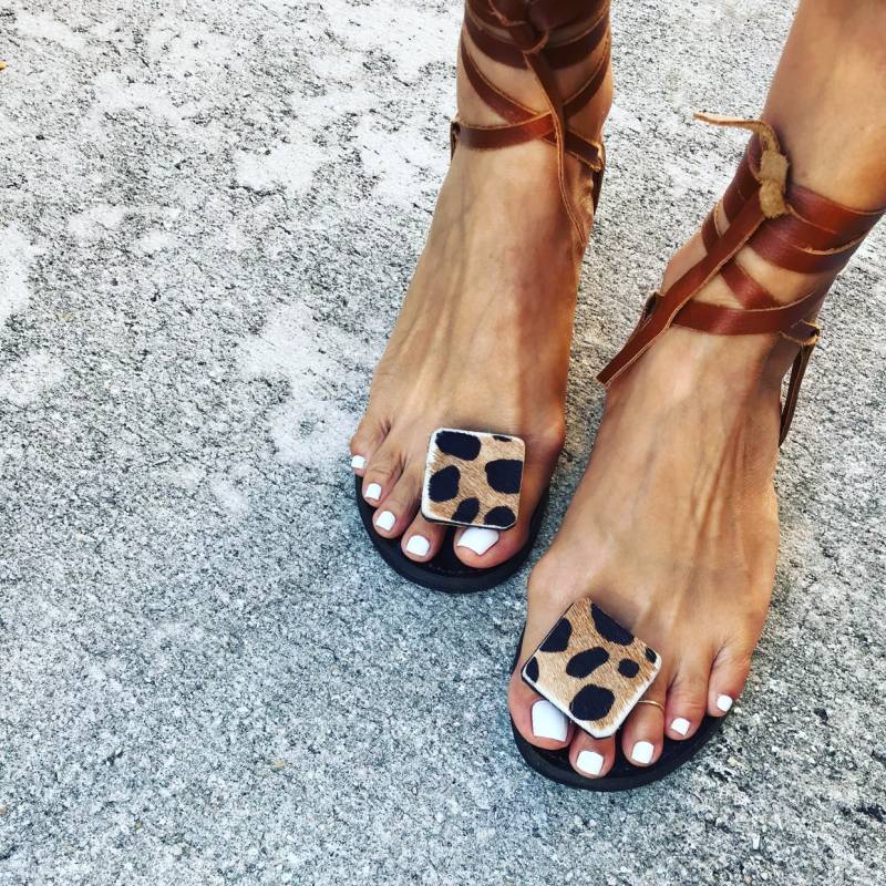 Kelly Sandale - Braune Kuh Print Toe Mit Braunen Riemchen Kelly Sandale - Braune Kuh Print Toe Mit Braunen Riemchen von JamaicaSandalCo