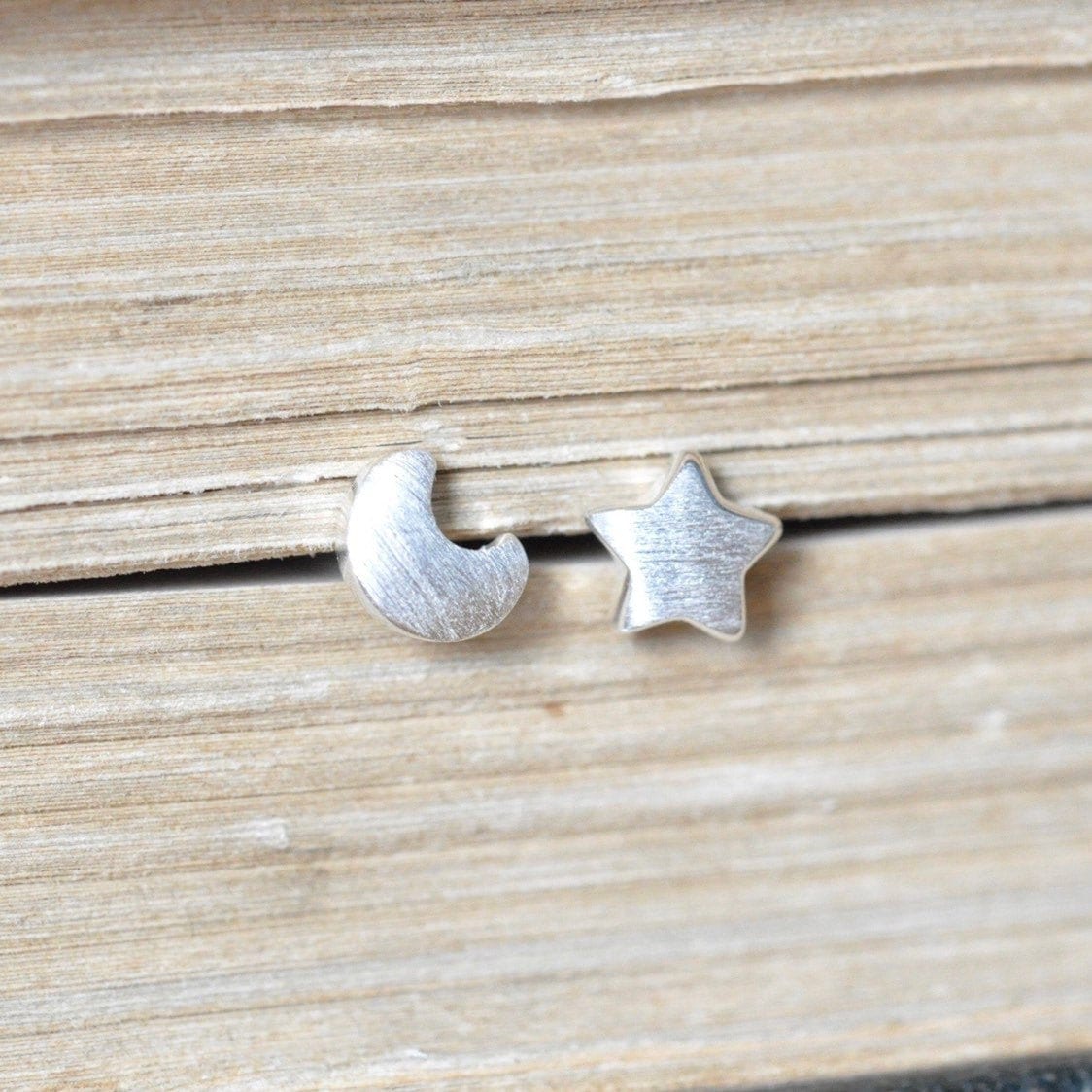 Geschwollene Mismatched Ohrringe, Kleine Stern-Ohrstecker, Mond-Ohrstecker, Alltägliche Ohrstecker, Jamber Jewels von JamberJewels
