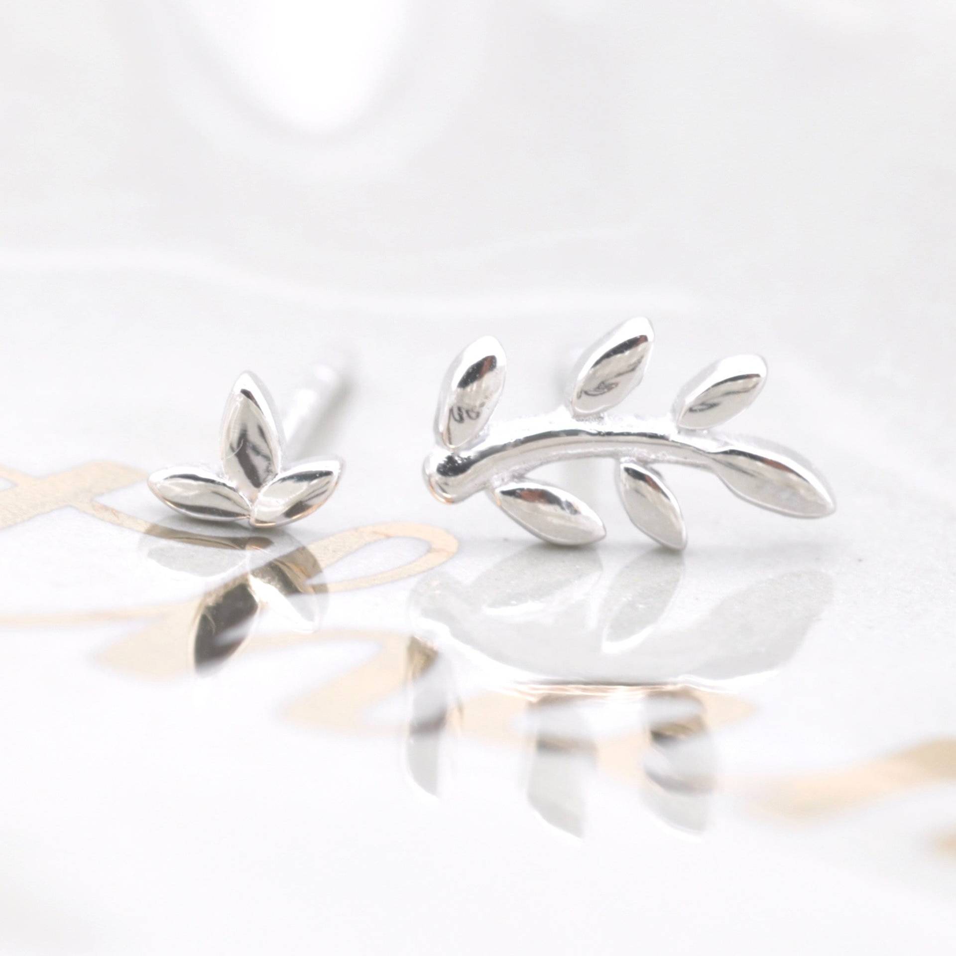 Mismatched Vine Leaf Ohrstecker in Sterling Silber 925, Ohrringe, Jamber Jewels 925 von JamberJewels