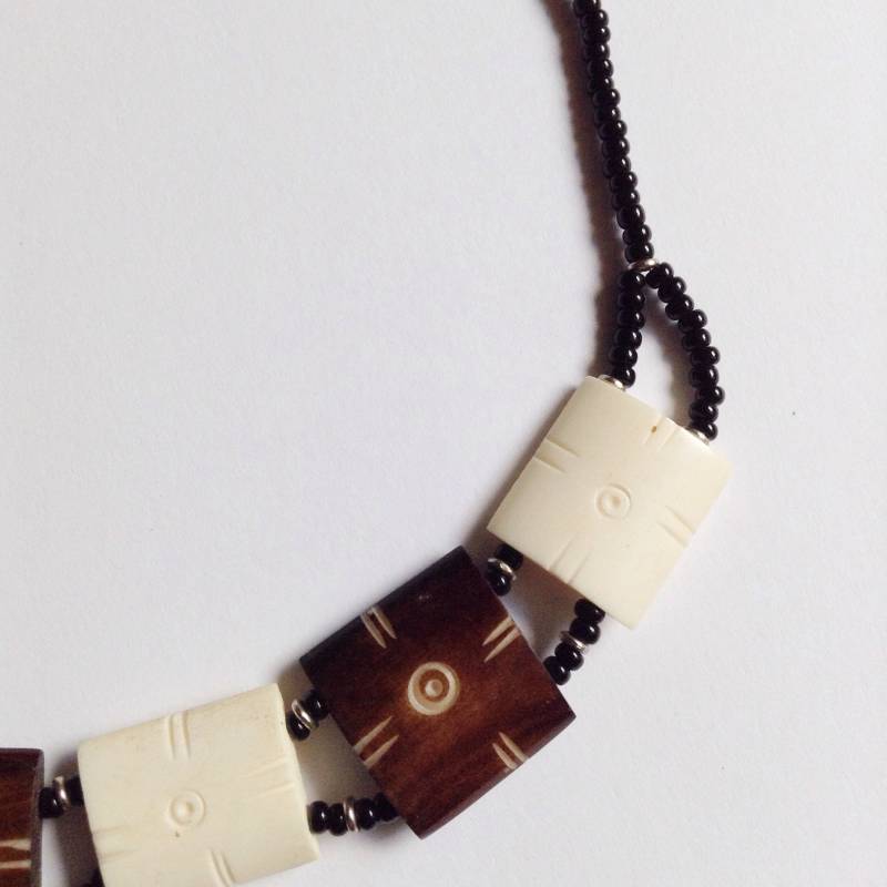 Geschnitzte Holz Bib Halskette Geschnitzte Holz Bib Halskette von James127Jewelry