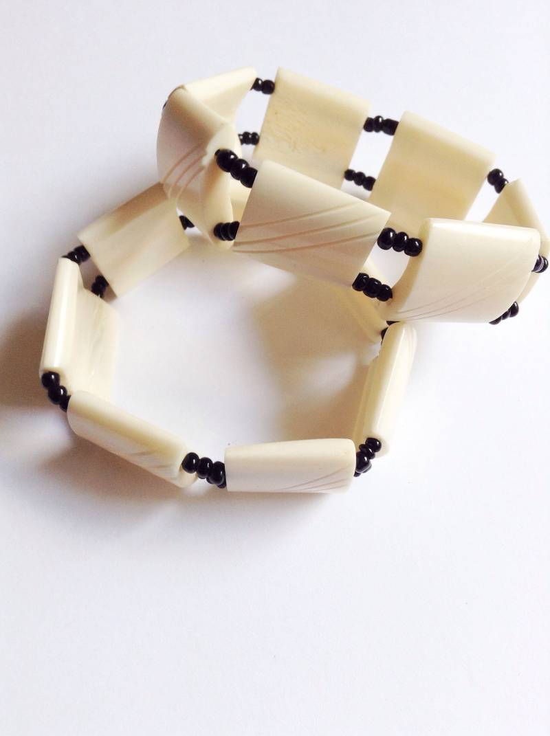 Weißes Geschnitztes Kenianer Armband Weißes Geschnitztes Kenianer Armband von James127Jewelry