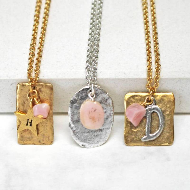 Personalisierte Oktober Birthstone Anhänger Mit Edelsteinen Und Initialen - Rosa Opal Geburtstagsgeschenk von JamieLondonJewellery