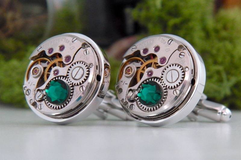 Manschettenknöpfe Steampunk Uhr Manschettenknöpfe, Vintage Uhrwerk Manschettenknöpfe Mit Kristall Smaragd. Grüne Hochzeit-Manschettenknöpfe von Jamlincrow