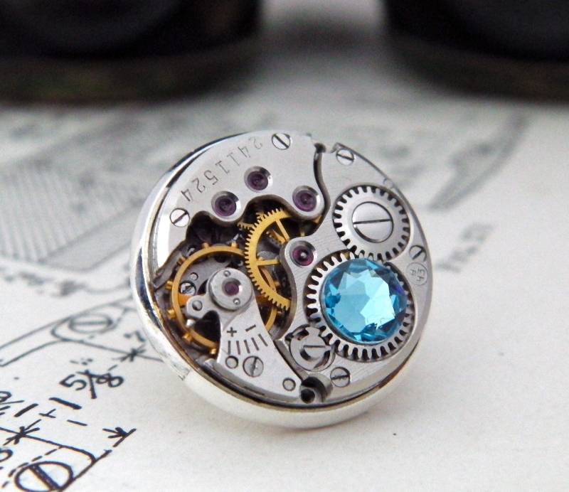 steampunk Revers Anstecker/Krawattennadel Brosche. Vintage Uhrwerk Silber Pin Badge. Aquamarin - März Geburtsstein Geschenk von Jamlincrow