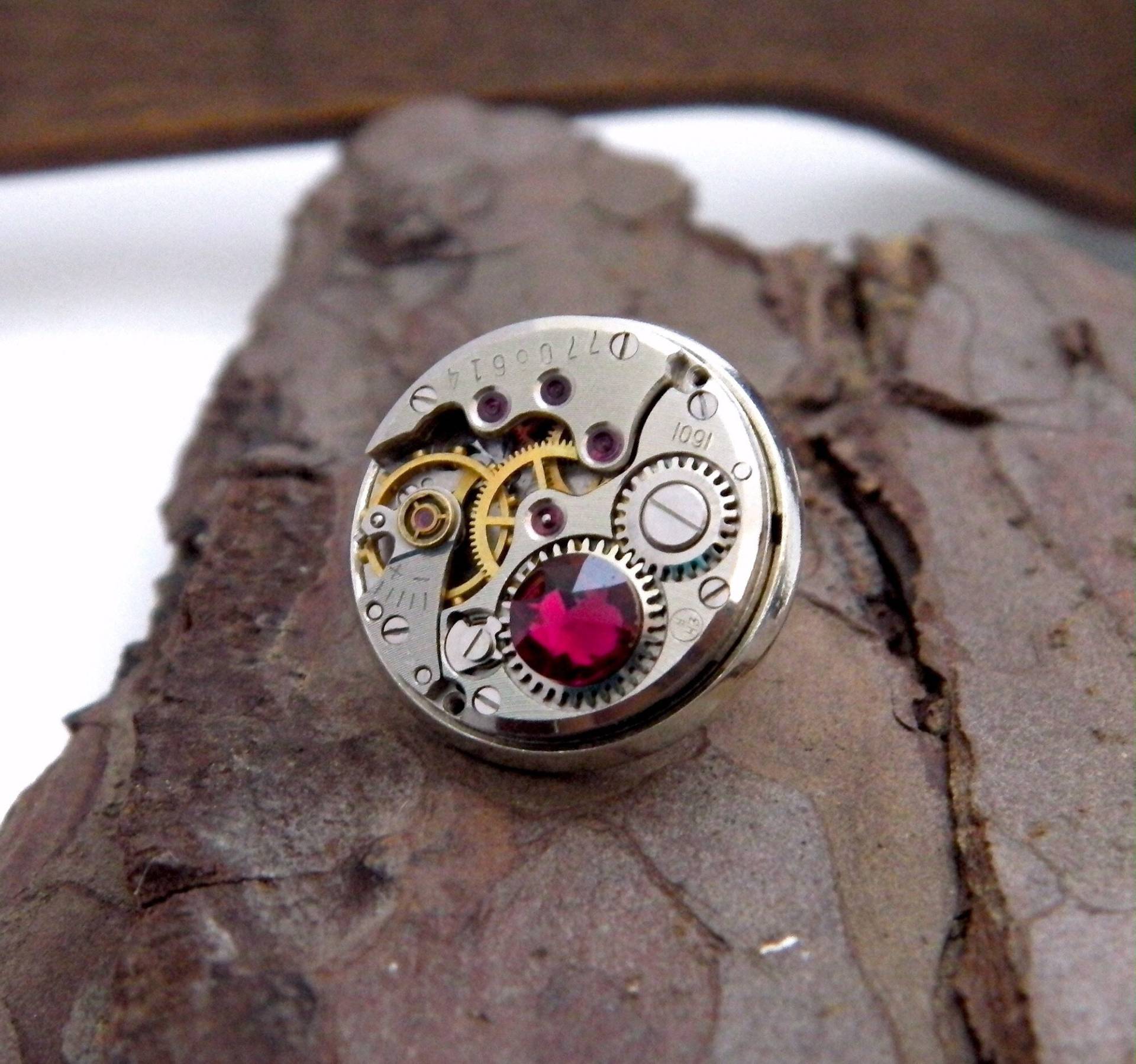 steampunk Revers Anstecker/Krawattennadel Brosche. Vintage Uhrwerk Silber Pin Badge. Rubin - Juli Geburtsstein 40.hochzeitstag steampunk Revers Anstecker/Krawattennadel Brosche. Vintage Uhrwerk Silber Pin Badge. Rubin - Juli Geburtsstein 40.hochzeitstag von Jamlincrow