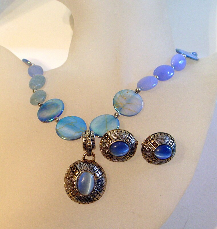 Blauer Mondstein Halskette & Ohrringe Set - Und Himmelblauer Perlmutt Vintage Anhänger Ohrclips Unikat von JanEleven