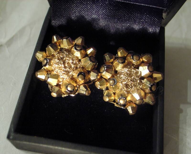 Caviness Goldene Ohrringe - Alice Vintage Designer Kristall Clipback Mit Chainmaille Kettenpost von JanEleven