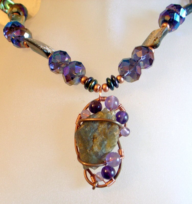 Color Flash Labradorit Anhänger Halskette Mit Amethysten Und Kristallen - Kupfer Perlmutt Color Flash Labradorit Anhänger Halskette Mit Amethysten Und Kristallen - Kupfer Perlmutt von JanEleven