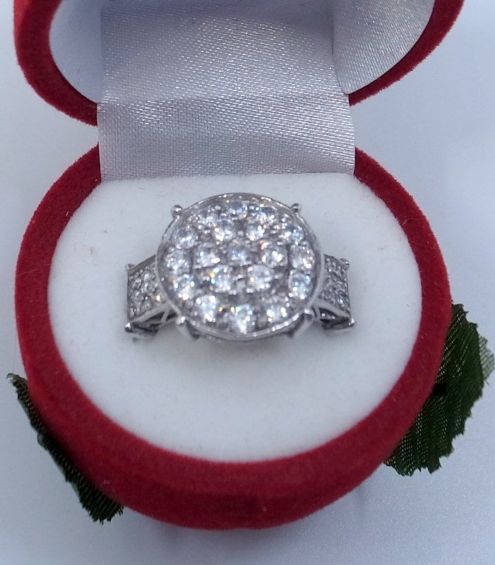 Sale Weißer Saphir Ring - Verlobung Hochzeit Runde Cluster Sale Sterling Silber Größe 7, 5, Pave' von JanEleven