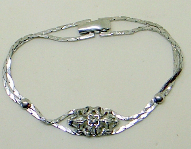 Sterling Modern Vintage Blumen Armband - Doppel Kette in Der Nähe Von Mint 7, 5 Zoll Lang Floral Zentrum Medaillon Sterlingsilber von JanEleven