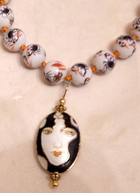Vintage Damen Halskette - Handbemalt Handgeknüpfte Seidenkette Cloisonne Anhänger = Rot Schwarz Weiß Ooak von JanEleven