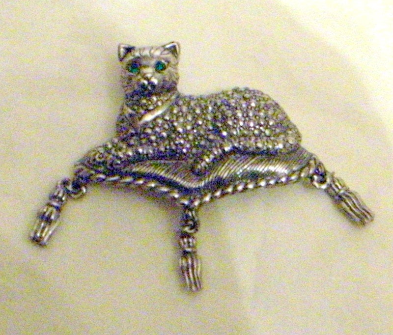 Vintage Katzenbrosche - Silber Königliche = Katze Auf Kissen Mit Quasten Brosche Pin Grünen Augen Vintage Katzenbrosche - Silber Königliche = Katze Auf Kissen Mit Quasten Brosche Pin Grünen Augen von JanEleven