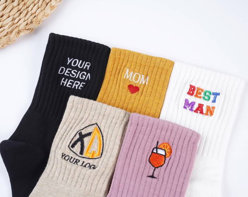 Benutzerdefinierte Stickerei Socken, Gestickte Text Oder Logo Socken , Hochzeitsfeier Vintage Brautjungfer Geschenk Für Ihn/Him.weihnachtsgeschenk Benutzerdefinierte Stickerei Socken, Gestickte Text Oder Logo Socken , Hochzeitsfeier Vintage Brautjungfer Geschenk Für Ihn/Him.weihnachtsgeschenk von JanFebStudio