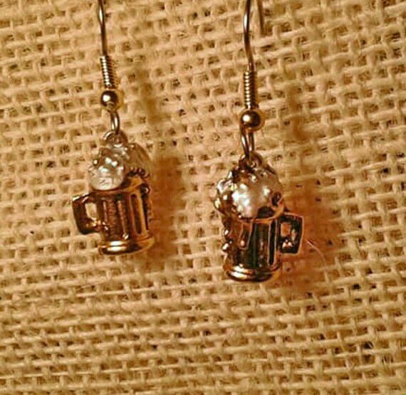 Bierkrug Ohrringe Gold-Ton-Finish. Hypoallergene Drähte von JanHallDesigns