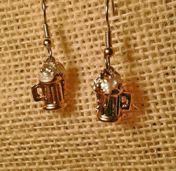 Bierkrug Ohrringe Gold-Ton-Finish. Hypoallergene Drähte von JanHallDesigns