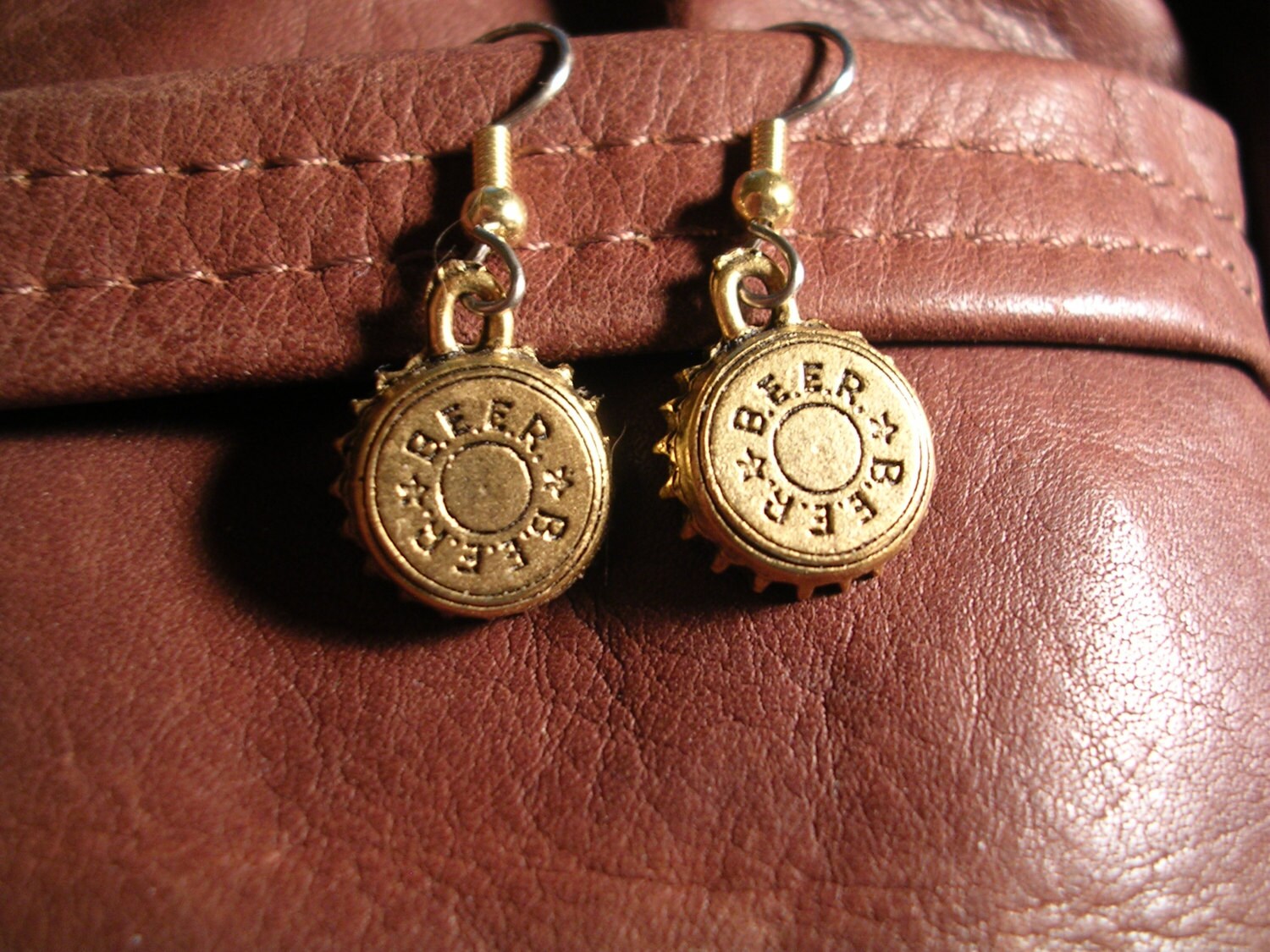 Biermütze Ohrringe. Gold Oder Silber Finish von JanHallDesigns