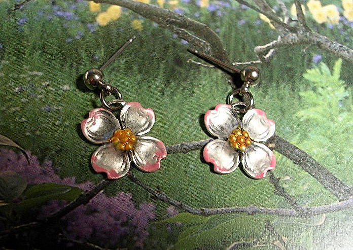 Ein Hauch Von Frühling. Kleine Hartriegel Ohrringe. Handbemalt von JanHallDesigns