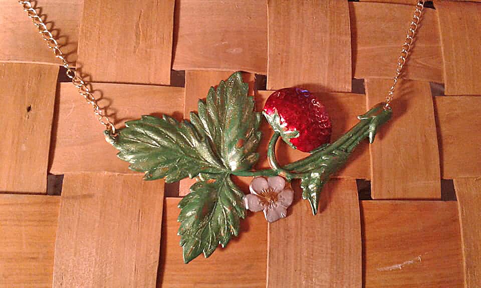 Erdbeer Halskette. Handbemaltes Messing von JanHallDesigns