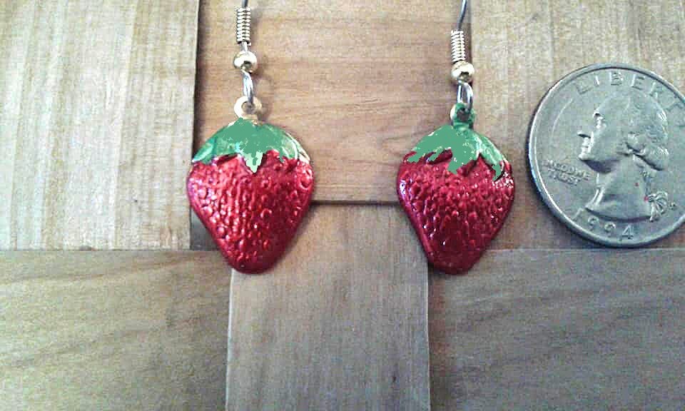 Erdbeer Ohrringe. Handbemalt. Hypoallergen von JanHallDesigns