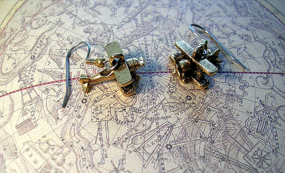 Flugzeug Ohrringe. Gold Ton Finish.hypoallergene Drähte von JanHallDesigns