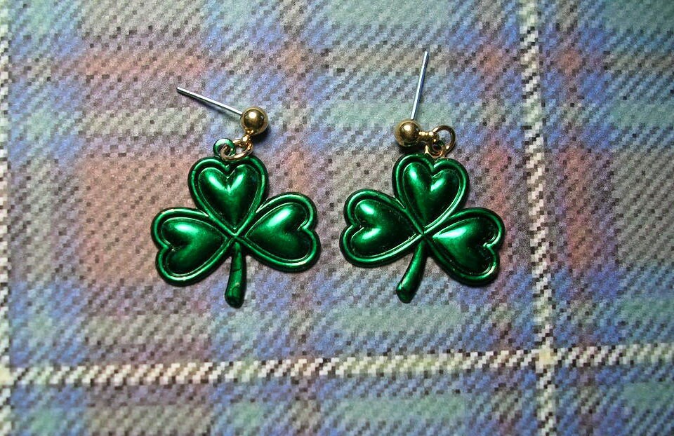 Große St. Paddy Tag Kleeblatt Ohrringe. Hand Painted.light Gewicht von JanHallDesigns