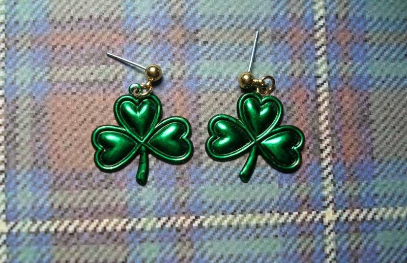 Große St. Paddy Tag Kleeblatt Ohrringe. Hand Painted.light Gewicht von JanHallDesigns