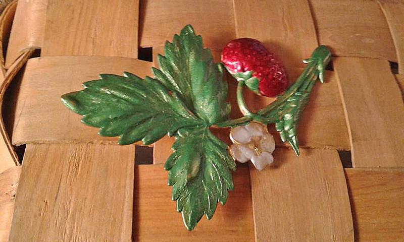 Großer Erdbeer Pin. Handbemaltes Messing von JanHallDesigns