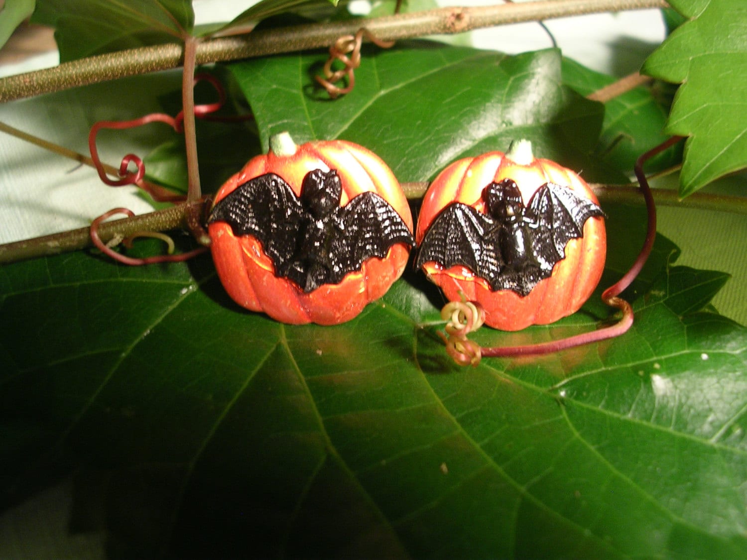 Halloween Fledermaus Und Kürbis Ohrringe. Handbemalt von JanHallDesigns