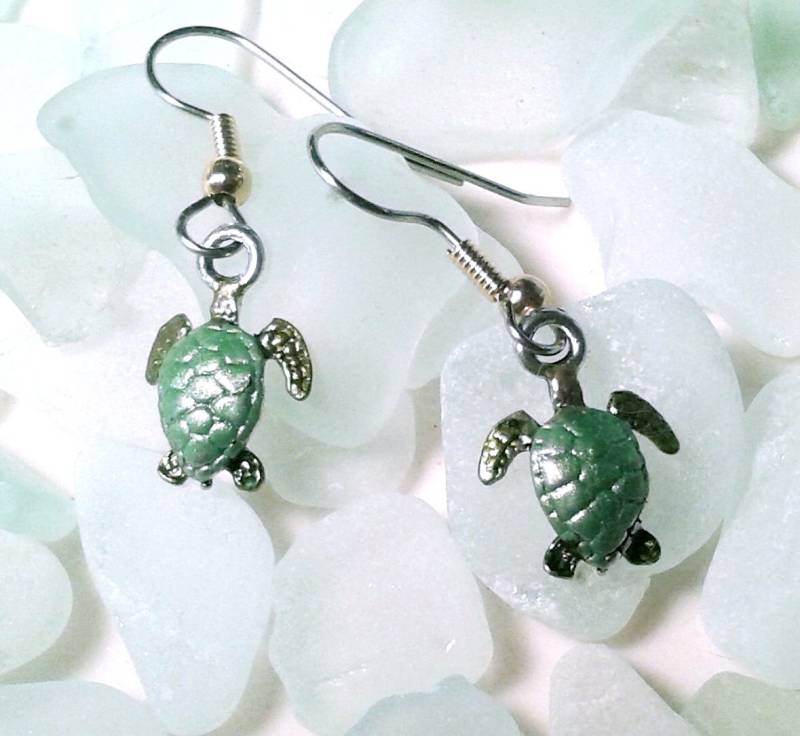 Hand Painted Sea Turtle Ohrringe Hypoallergrnic Drähte von JanHallDesigns