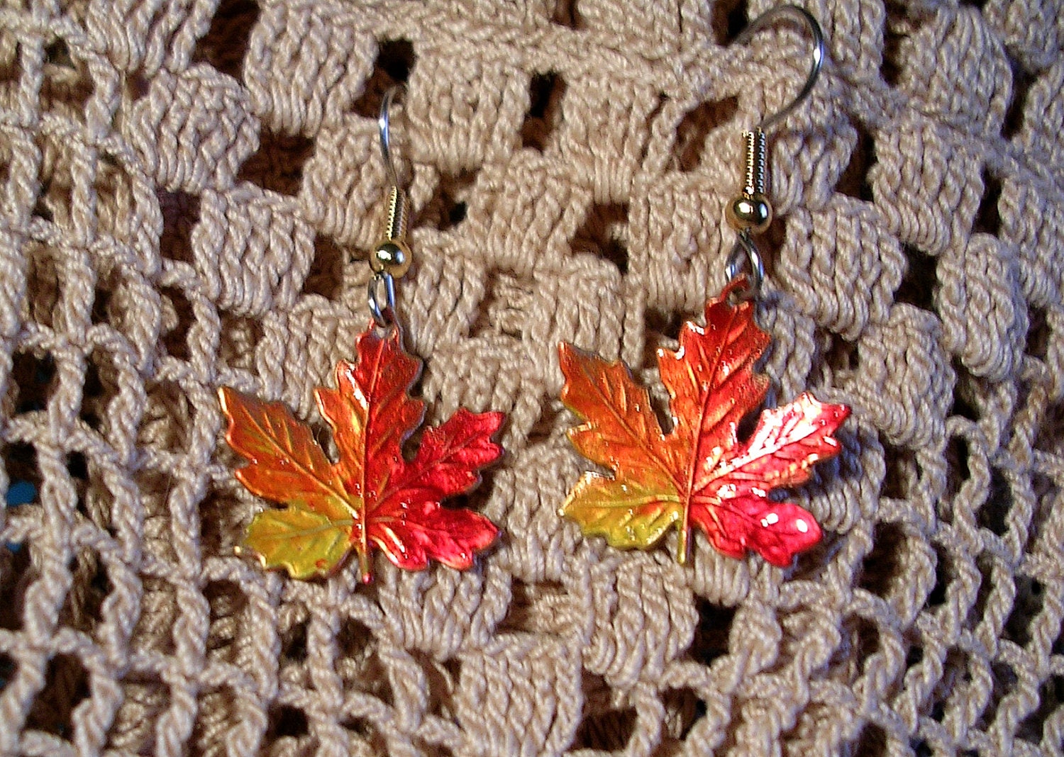 Handbemalte Ahorn Blatt Ohrringe. Schöne Größe. Leichtgewicht. Goldfarbene Edelstahl-Brisuren von JanHallDesigns