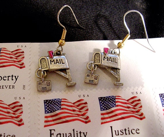 Handbemalte Briefkasten Ohrringe in Zinn von JanHallDesigns