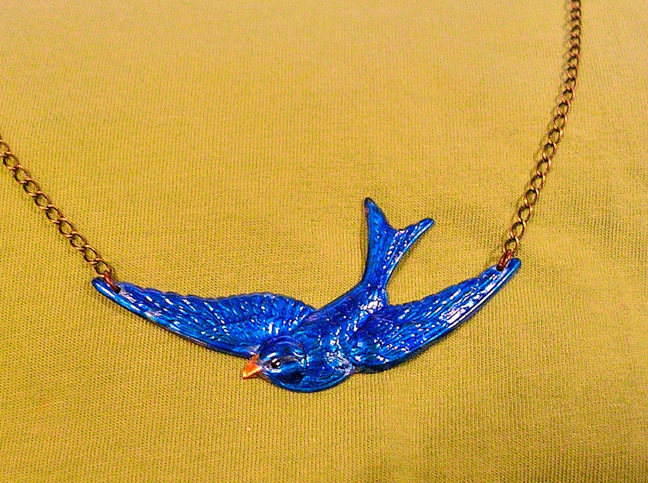 Handbemalte Halskette Mit Blauem Vogel. Altmessing Kette.71 cm von JanHallDesigns