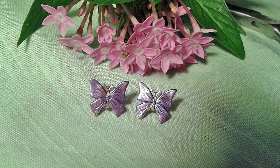 Handbemalte Schmetterling Kleine Ohrstecker Verschiedene Farben. Hypoallergen von JanHallDesigns