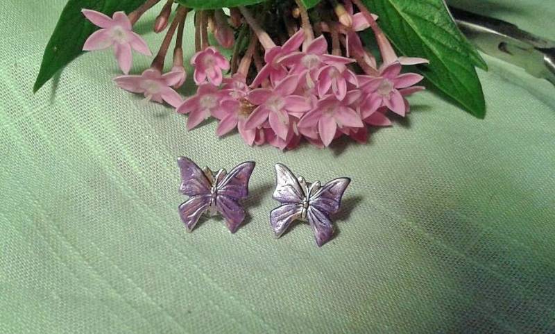 Handbemalte Schmetterling Kleine Ohrstecker Verschiedene Farben. Hypoallergen von JanHallDesigns