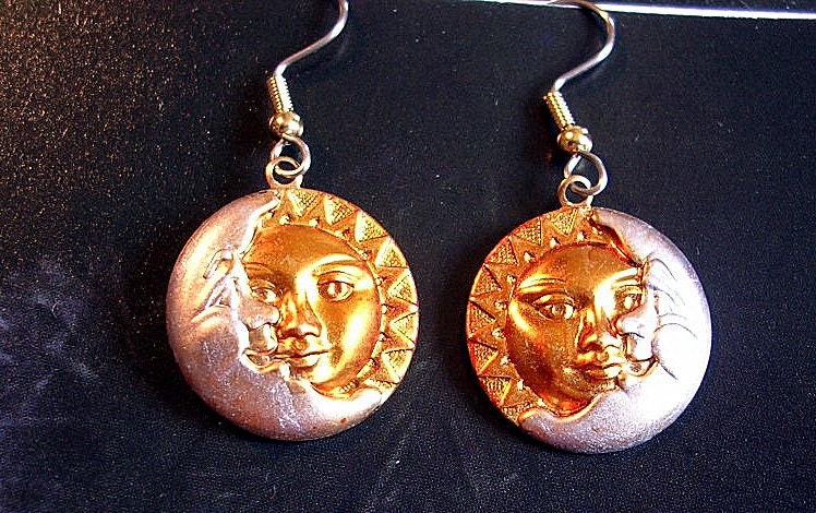 Handbemalte Sonnenfinsternis Ohrringe.hypoallergene Drähte von JanHallDesigns