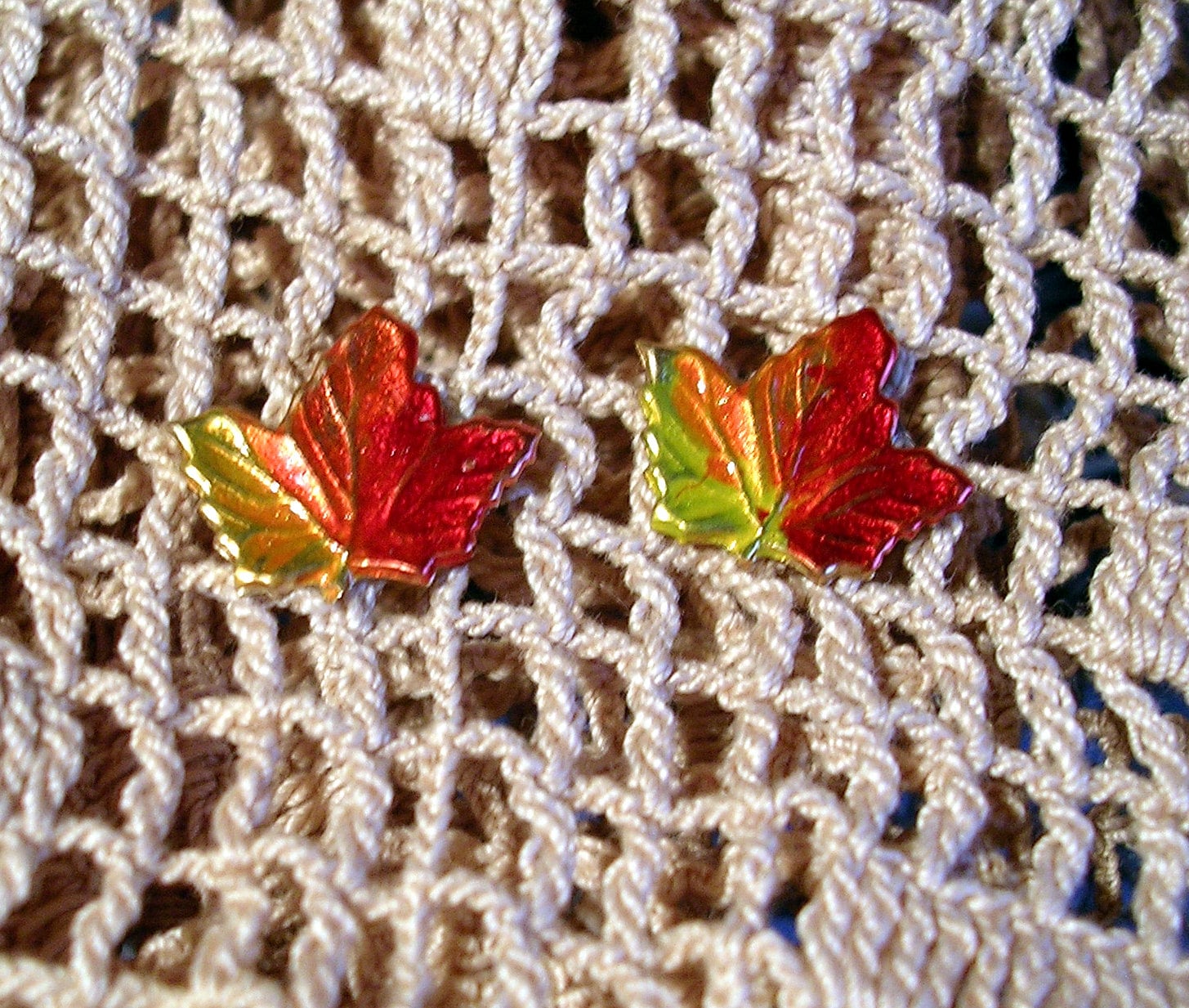 Handbemalte Vermont Ahornblatt Ohrringe. Klein von JanHallDesigns