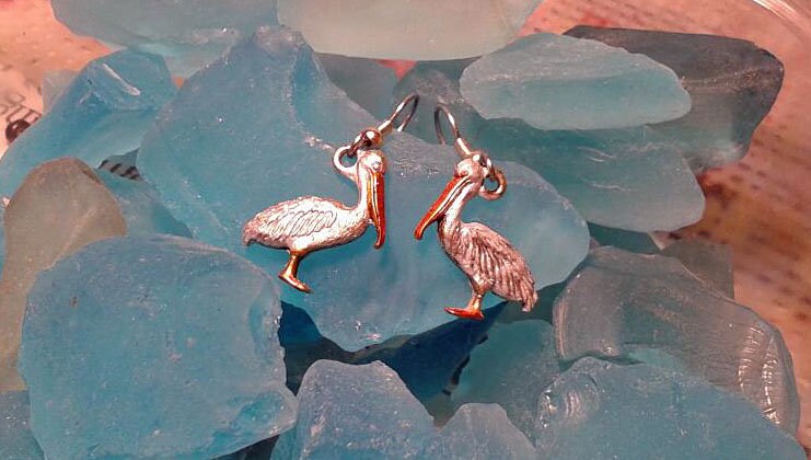 Handbemalte Weiße Pelikan Ohrringe von JanHallDesigns