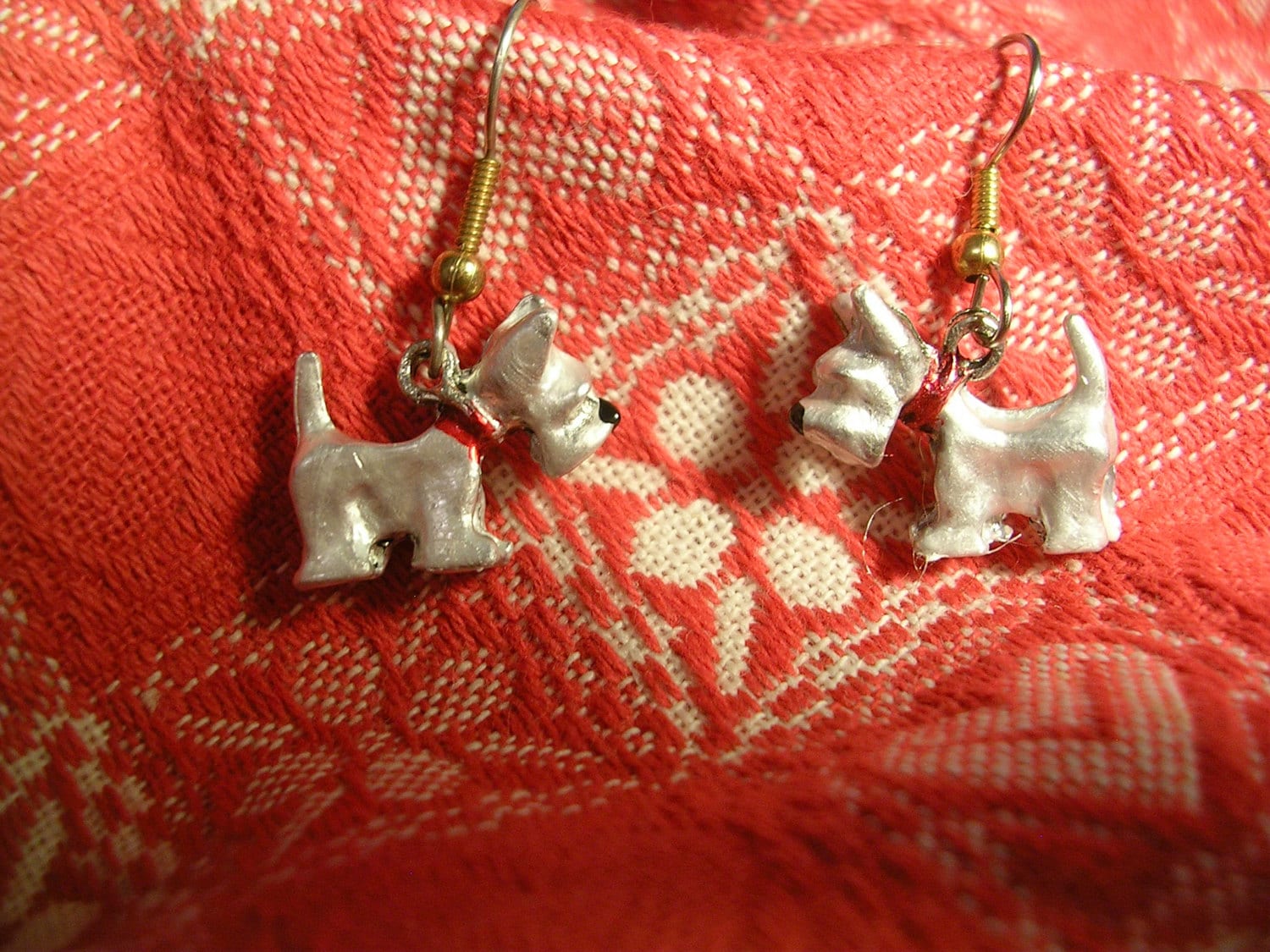 Handbemalte Weiße Scotty Dog Ohrringe/Hypoallergene Drähte Und Pfosten von JanHallDesigns