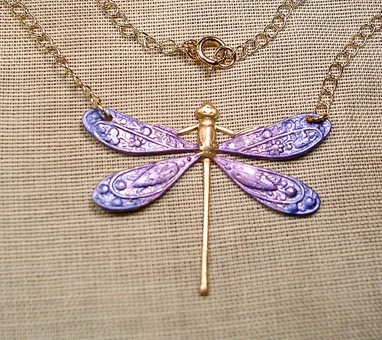 Handbemalter Libellen Anhänger. Goldfarbene Kette 61 cm von JanHallDesigns