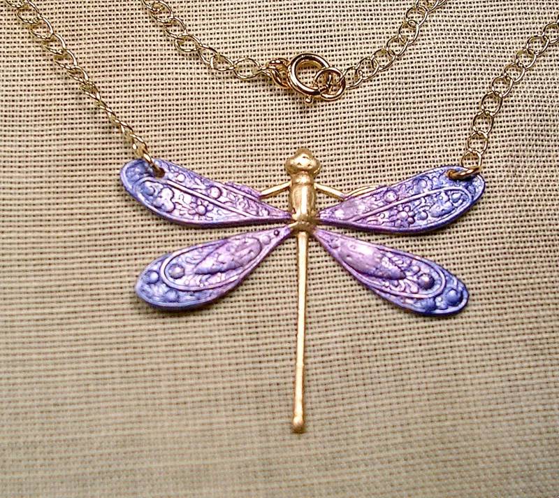 Handbemalter Libellen Anhänger. Goldfarbene Kette 61 cm von JanHallDesigns