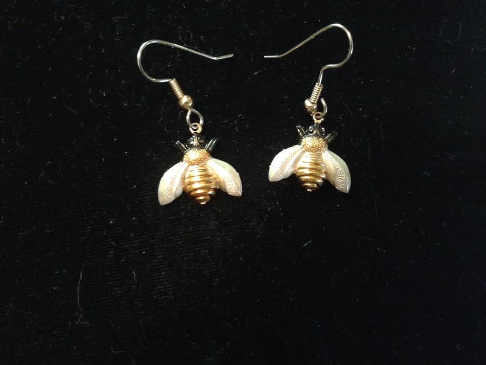 Honig Biene Ohrringe. Handbemalt.mittel. Hypoallergene Drähte/Pfähle von JanHallDesigns