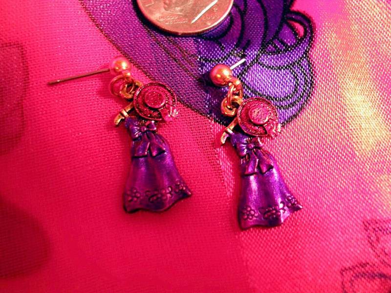 Jetzt Zum Halben Preis Red Hat Outfit Ohrringe. Rot Und Lila von JanHallDesigns