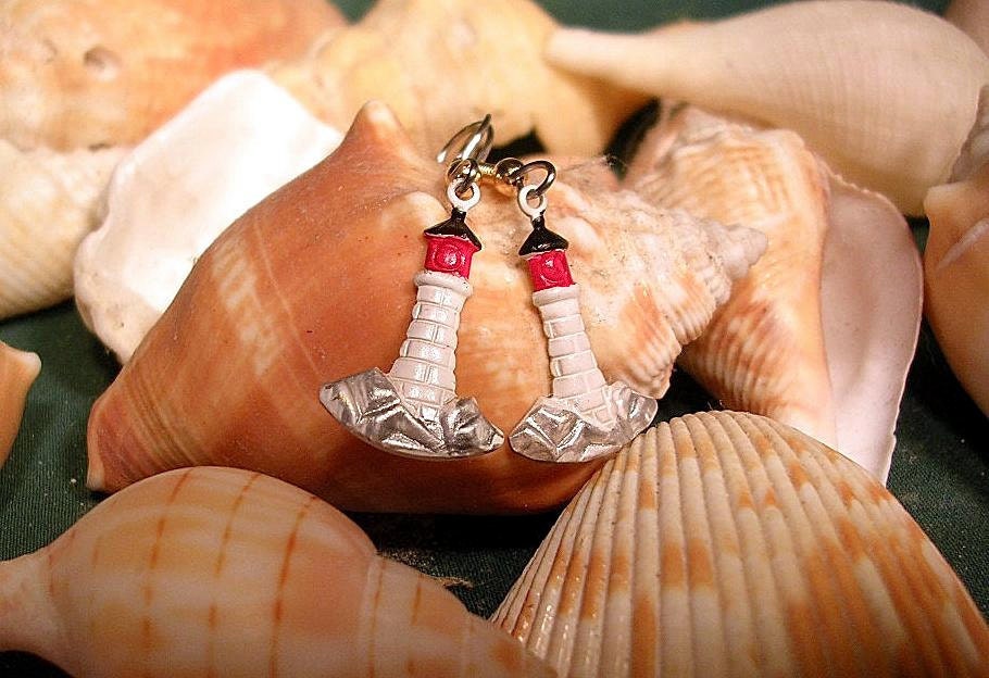 Leuchtturm Ohrringe. Handbemalt von JanHallDesigns