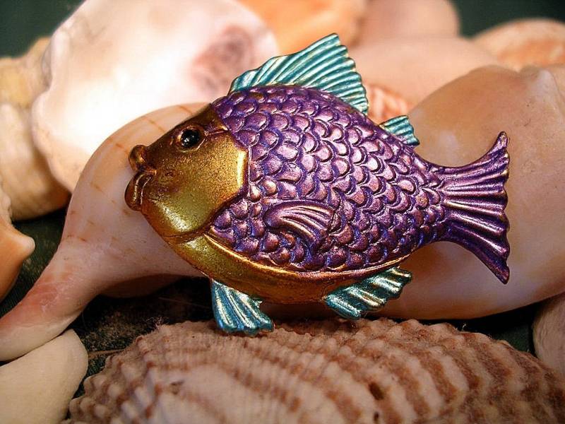 Lila Und Türkisfarbener Fisch Pin. Handbemalt von JanHallDesigns